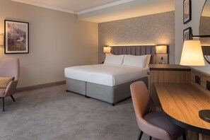 Deluxe Room, 1 King Bed | Hypo-allergenic bedding, in-room safe, desk, blackout drapes - DoubleTree by Hilton Dartford Bridge (Dartford)