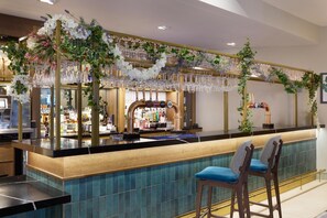 Bar (trong khuôn viên)