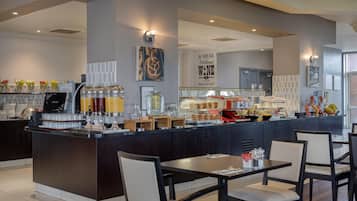 Sarapan Ala Inggris setiap hari (GBP 18.50 per orang)