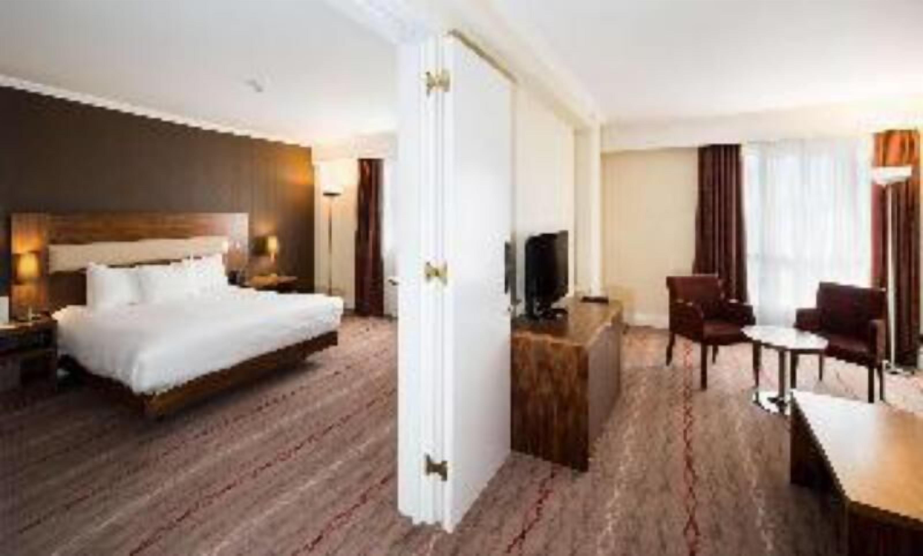 Hypo-allergenic bedding, in-room safe, desk, blackout curtains