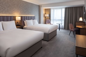 Chambre Deluxe, 2 grands lits, non-fumeur | Coffre-fort, bureau, rideaux d’obscurcissement