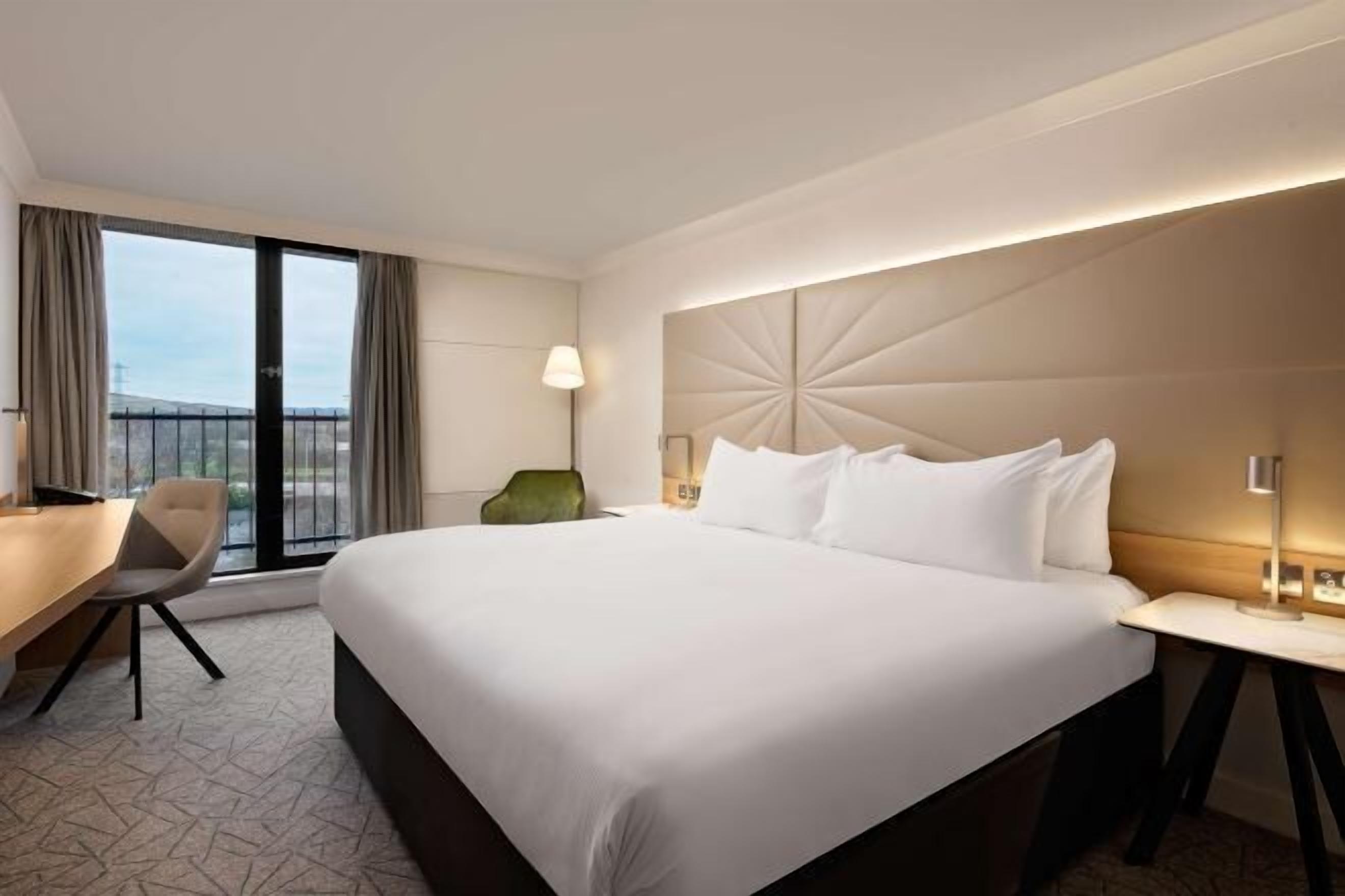 Hypo-allergenic bedding, in-room safe, individually decorated, desk