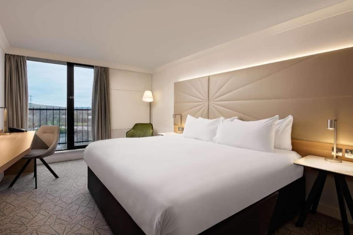 Hypo-allergenic bedding, in-room safe, individually decorated, desk