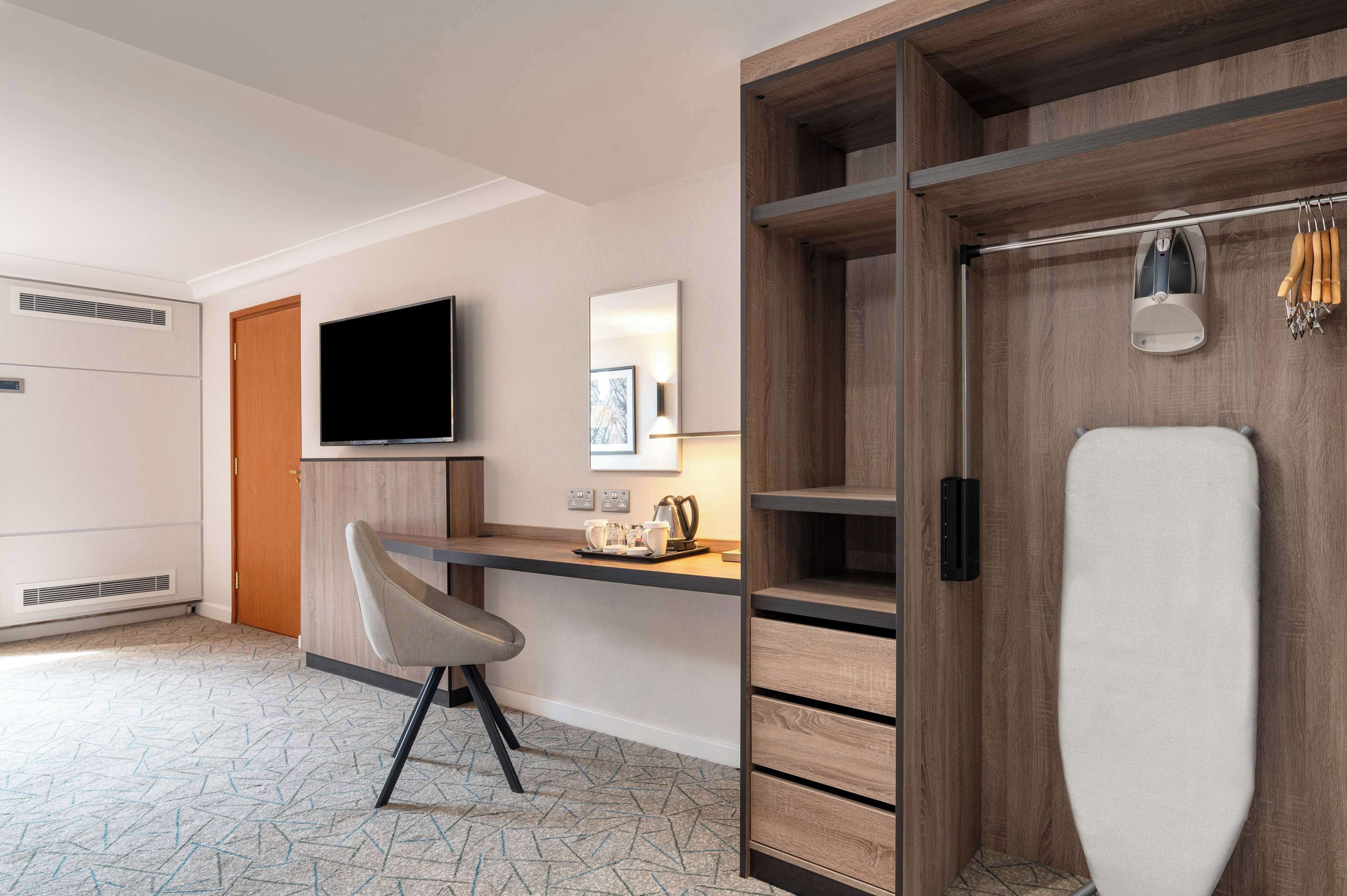 room, 1 queen bed, accessible | hypo-allergenic bedding, in-room safe, individually decorated, desk