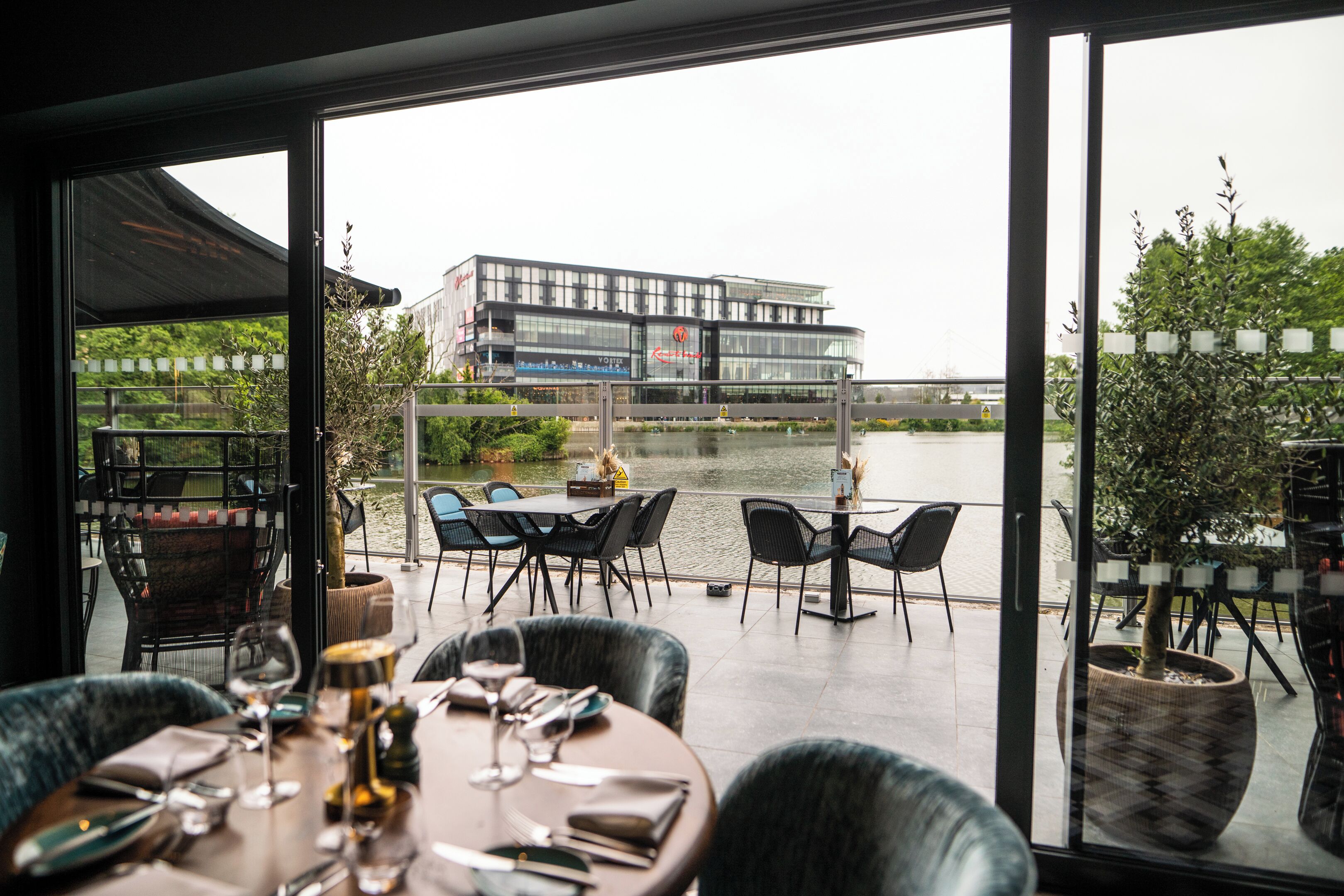 2 restaurants, breakfast served