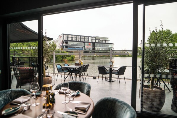 2 restaurants, breakfast served - Hilton Birmingham Metropole (Birmingham)