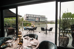 2 restaurants, breakfast served