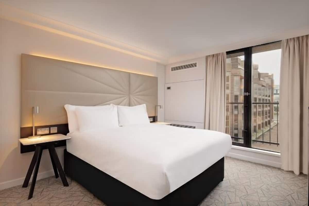 Allergikerbettwaren, Zimmersafe, individuell dekoriert, Schreibtisch