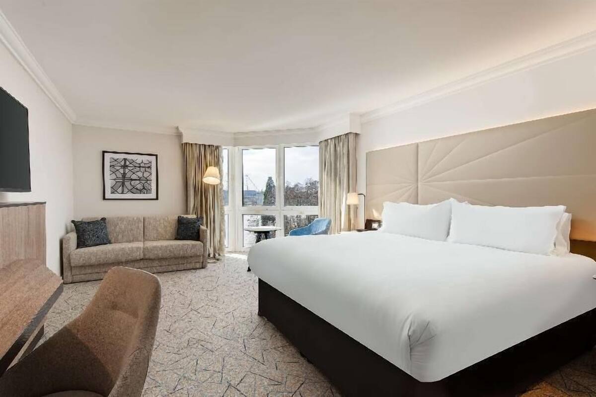 Hypo-allergenic bedding, in-room safe, individually decorated, desk