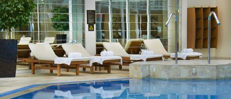 Piscina interna, funciona das 6h às 22h, salva-vidas no local