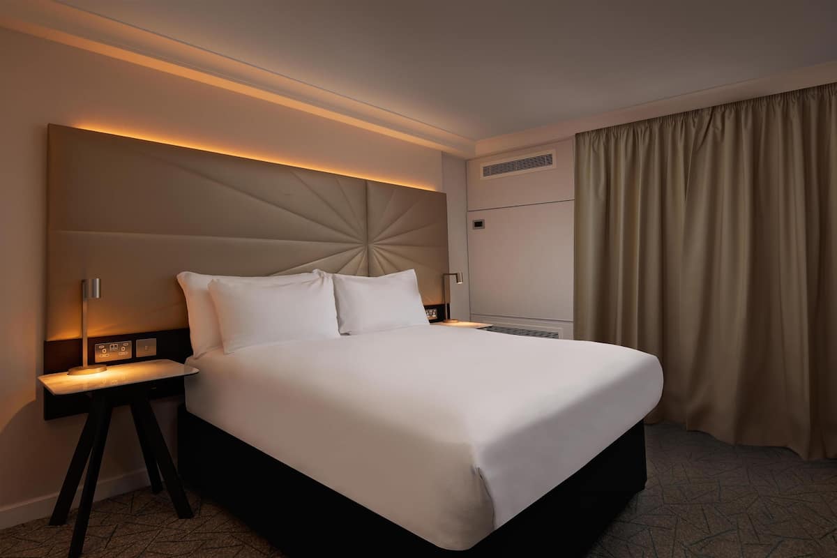 Habitación, 1 cama Queen size, con acceso para personas discapacitadas | Ropa de cama hipoalergénica y caja de seguridad en la habitación