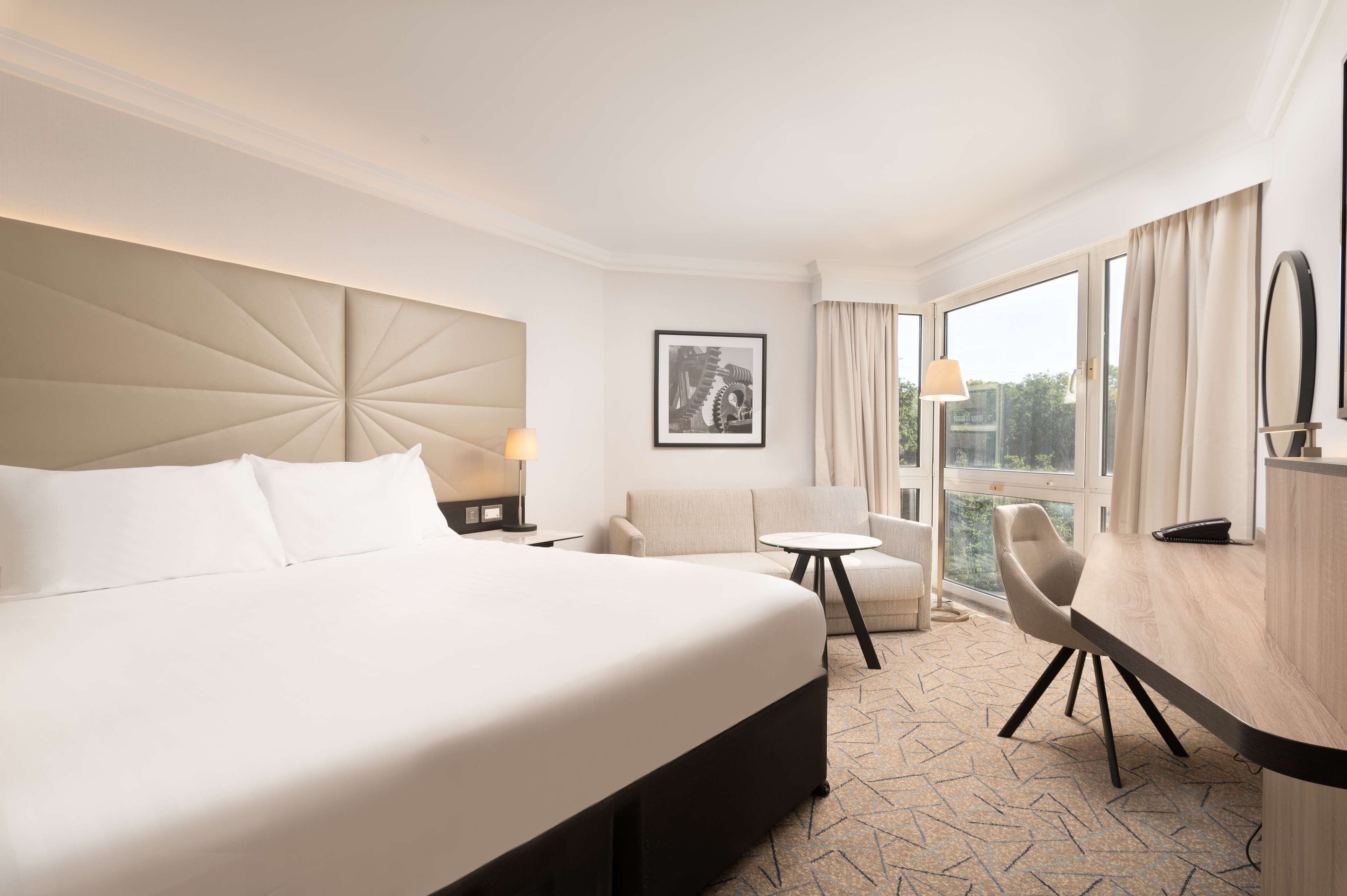 Executive Room, 1 King Bed | Hypo-allergenic bedding, in-room safe, individually decorated, desk