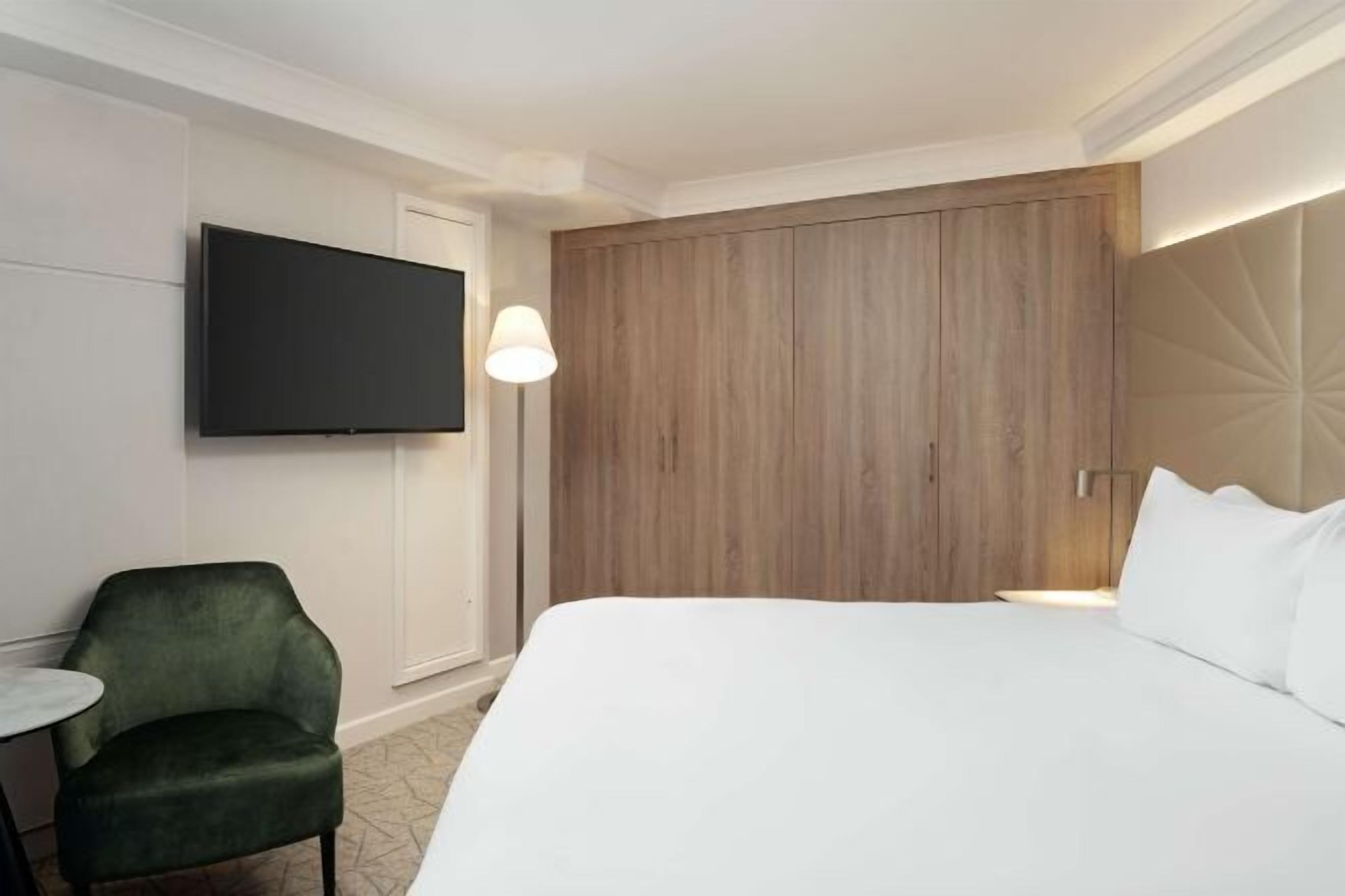 Hypo-allergenic bedding, in-room safe, individually decorated, desk