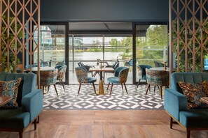 2 restaurants; breakfast, lunch, and dinner served - Hilton Birmingham Metropole (Birmingham)