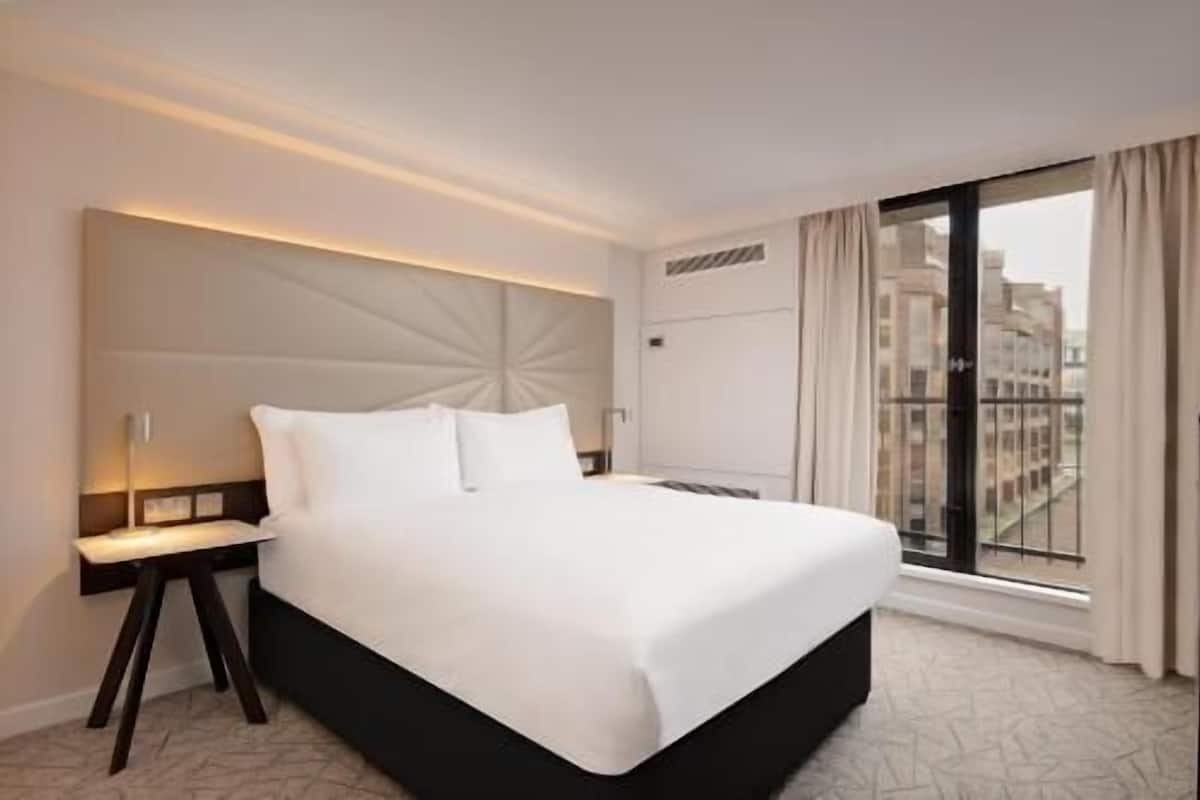 Hypo-allergenic bedding, in-room safe, individually decorated, desk