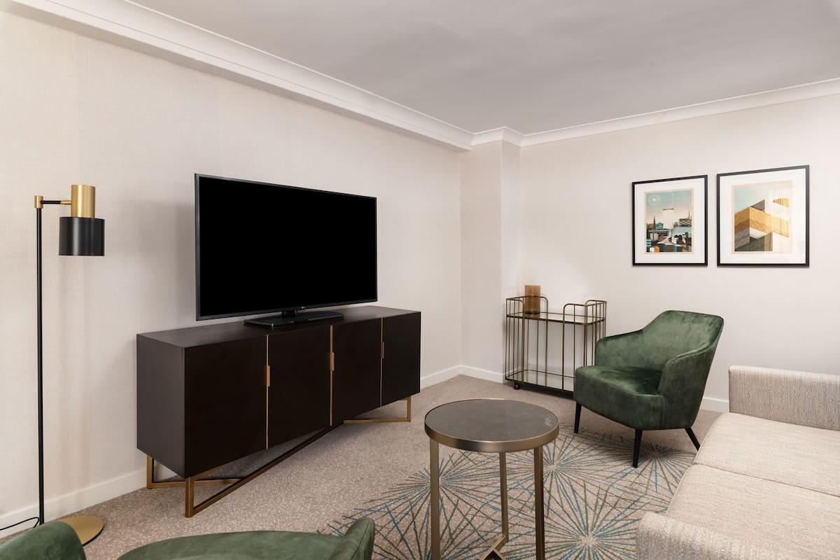 Living area | 55-inch flat-screen TV with cable channels, TV