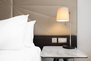 Hypo-allergenic bedding, in-room safe, individually decorated, desk - Hilton Birmingham Metropole (Birmingham)