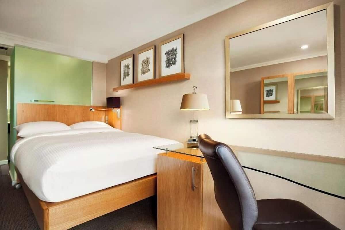 Hypo-allergenic bedding, in-room safe, individually decorated, desk