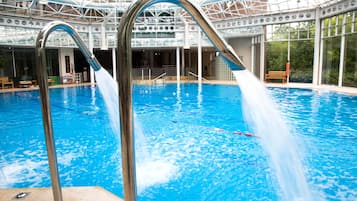 Piscina interna, funciona das 6h às 22h, salva-vidas no local