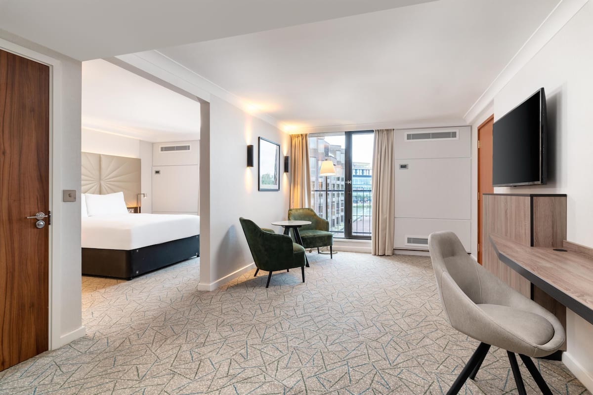 Hypo-allergenic bedding, in-room safe, individually decorated, desk