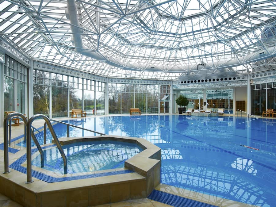 Piscina interna, funciona das 6h às 22h, salva-vidas no local