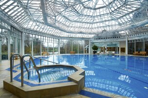 Una piscina techada, guardavidas en la propiedad