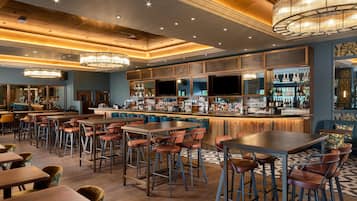 2 restaurants; breakfast, lunch and dinner served