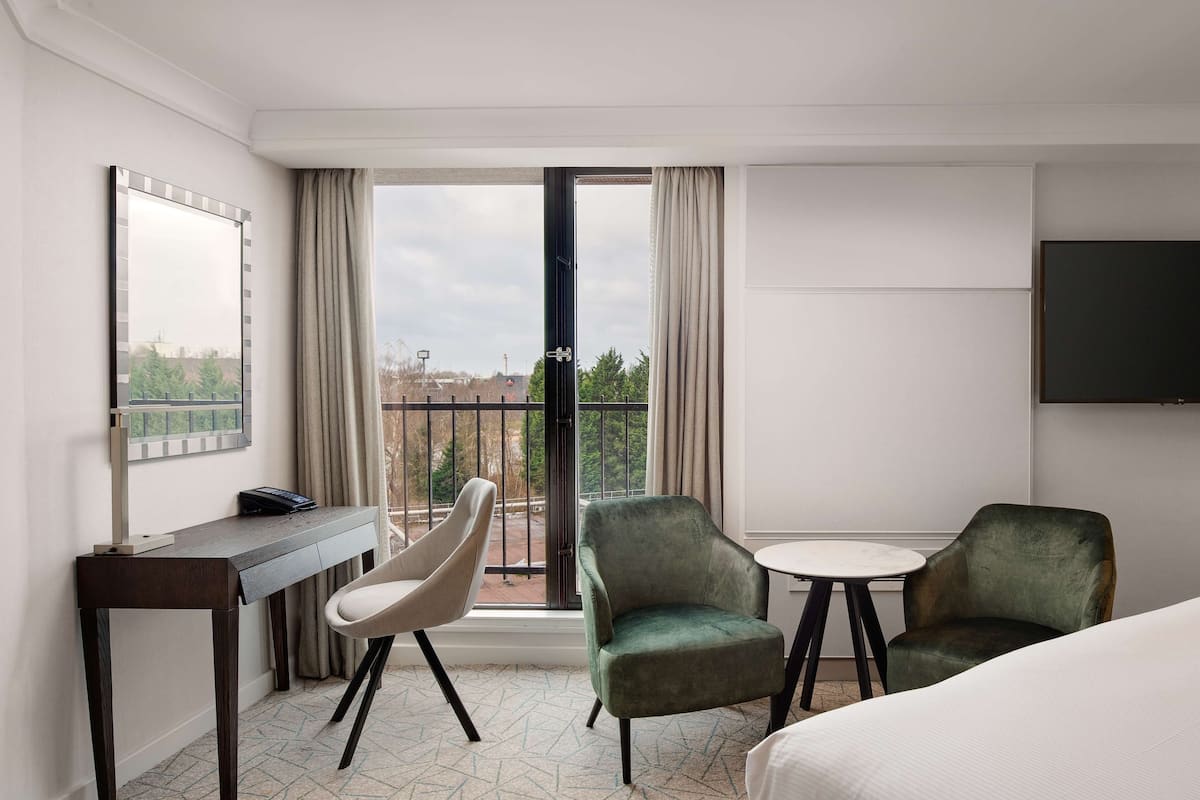 Family Room, 1 King Bed | Hypo-allergenic bedding, in-room safe, individually decorated, desk