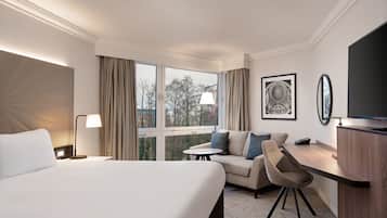 Hypo-allergenic bedding, in-room safe, individually decorated, desk