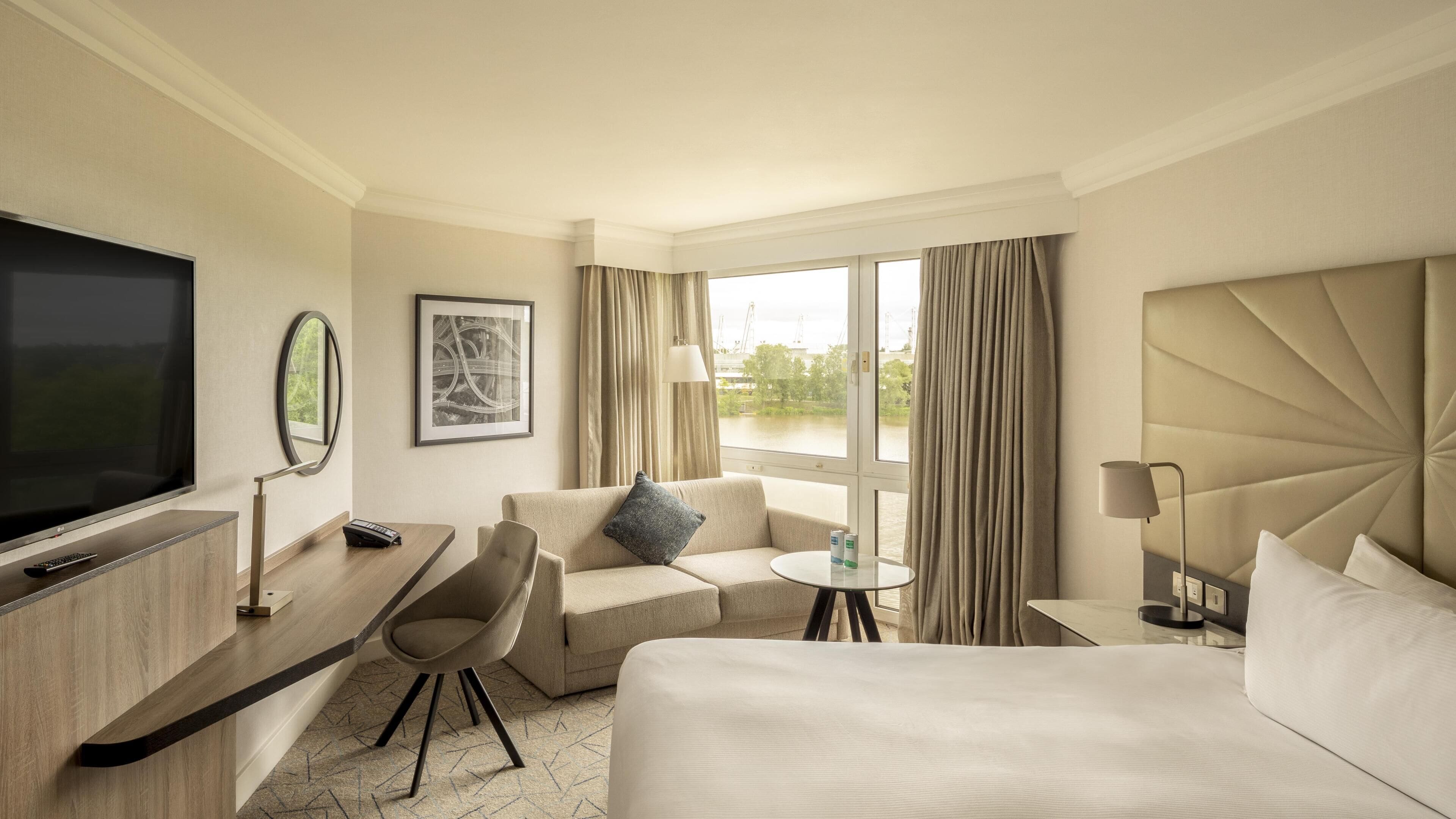 Executive Room, 1 King Bed | Hypo-allergenic bedding, in-room safe, individually decorated, desk