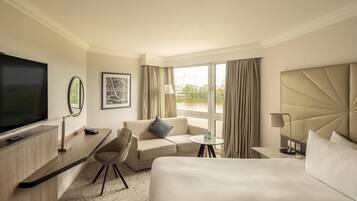 Executive Room, 1 King Bed | Hypo-allergenic bedding, in-room safe, individually decorated, desk