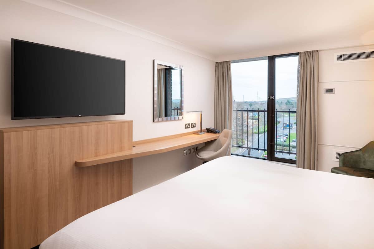 Hypo-allergenic bedding, in-room safe, individually decorated, desk