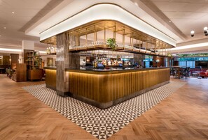 2 bars/lounges