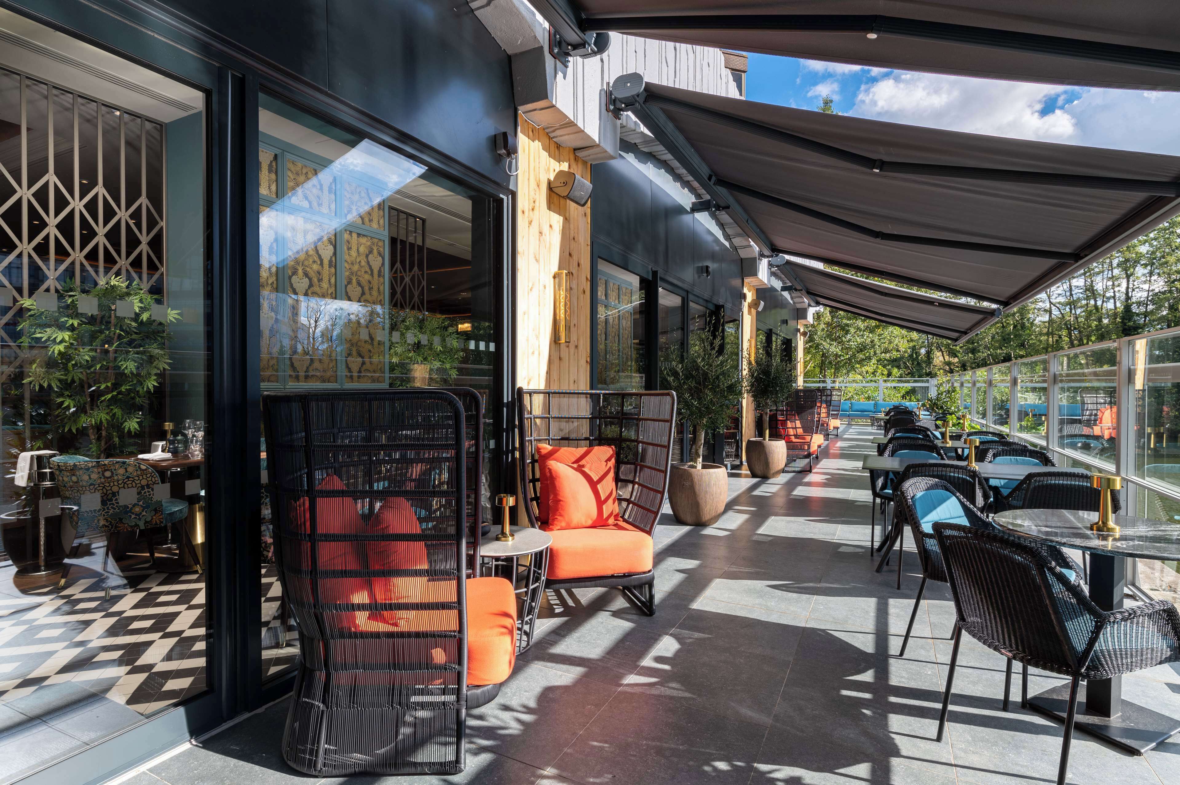 2 restaurants, breakfast served