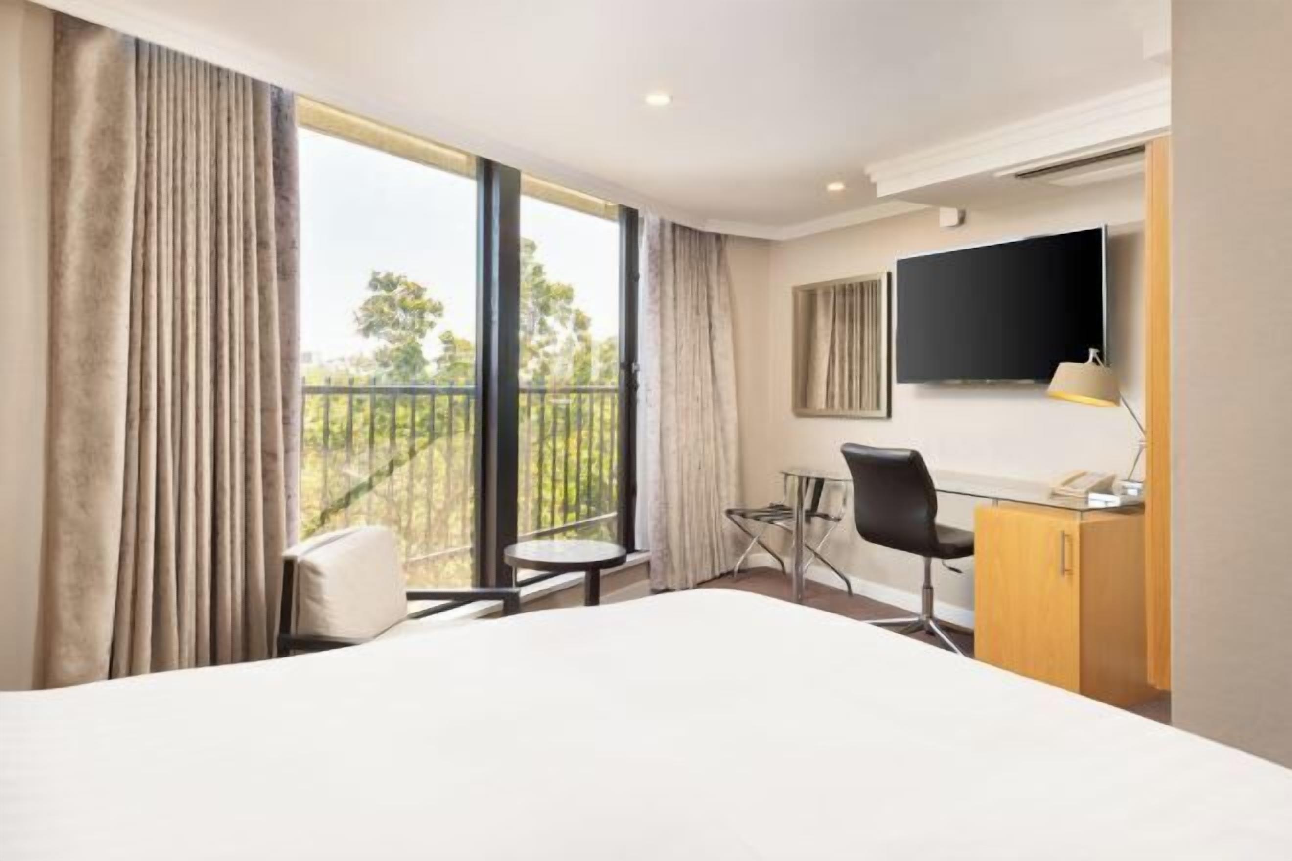 Hypo-allergenic bedding, in-room safe, individually decorated, desk