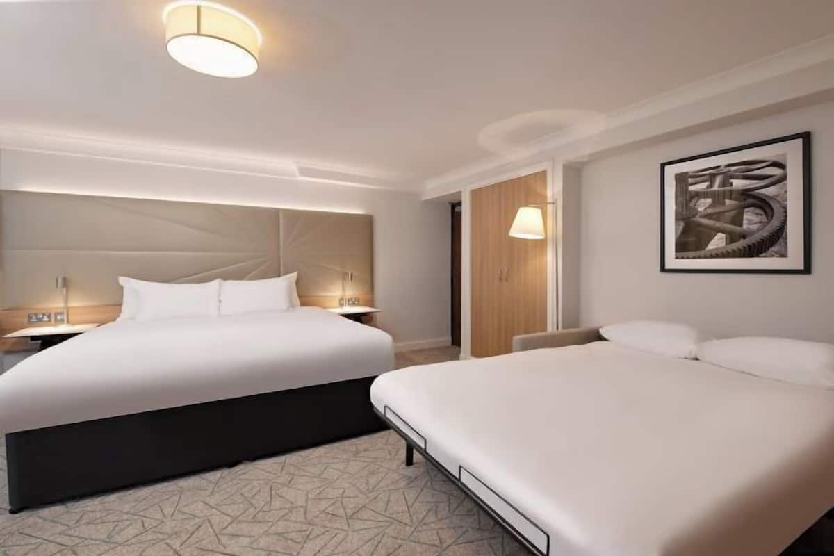 Hypo-allergenic bedding, in-room safe, individually decorated, desk