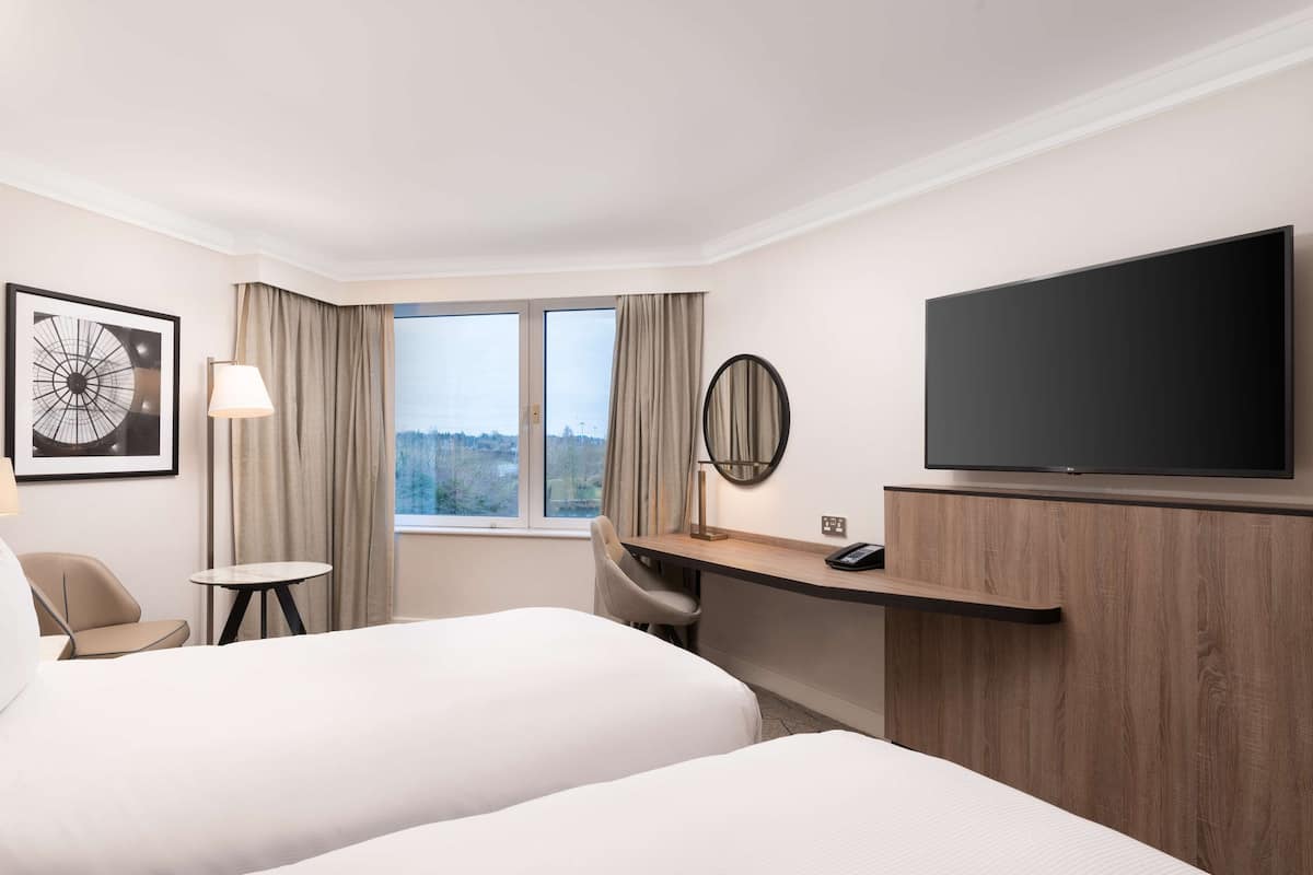 Hypo-allergenic bedding, in-room safe, individually decorated, desk