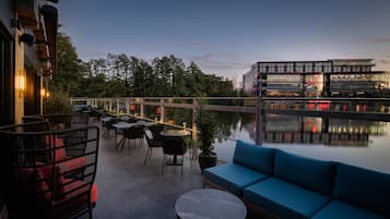 2 restaurants, breakfast served