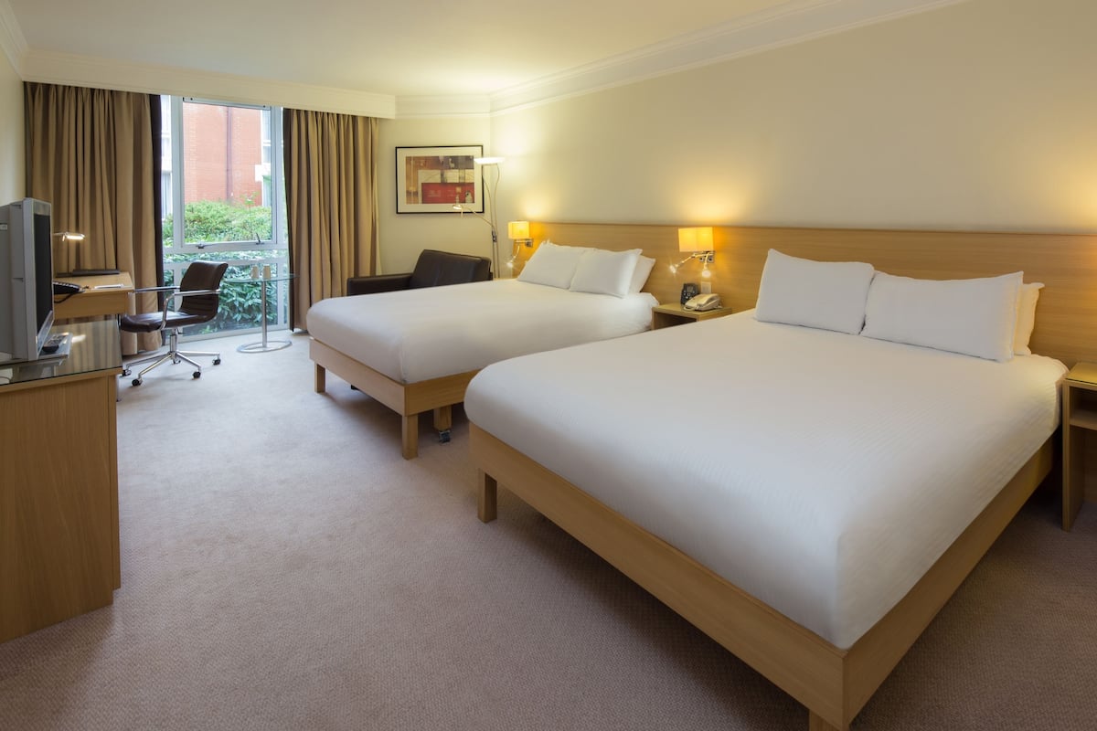 Een kluis op de kamer, een bureau, een laptopwerkplek