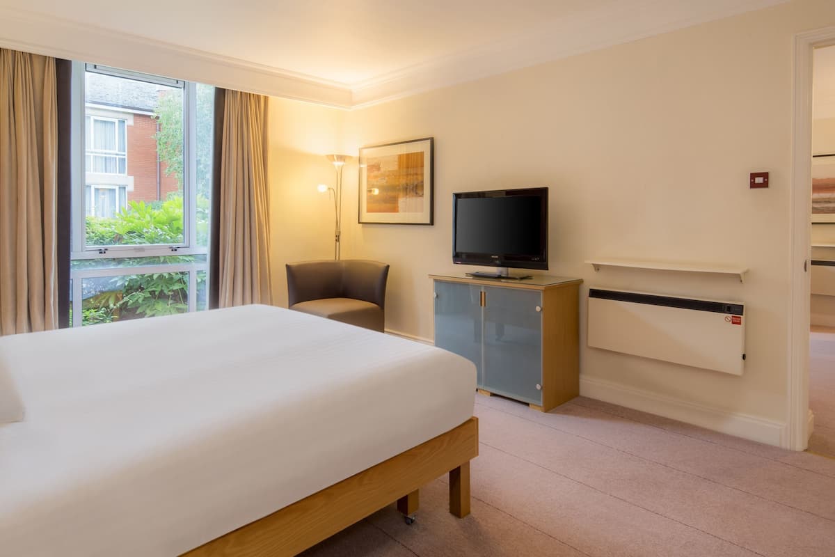 Een kluis op de kamer, een bureau, een laptopwerkplek