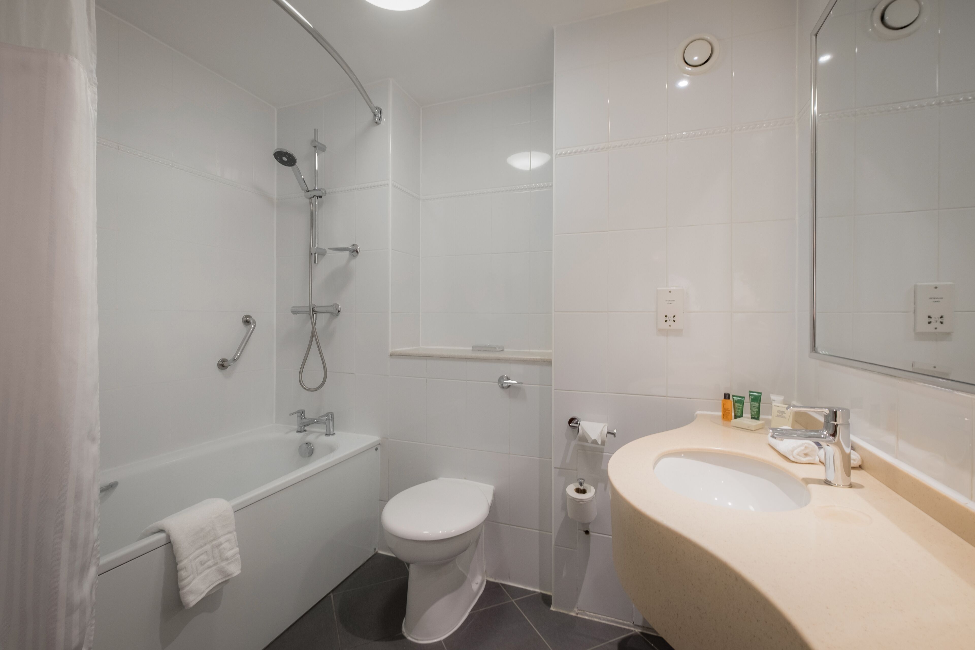 Kombinert dusj/badekar, toalettartikler (inkludert) og hårføner