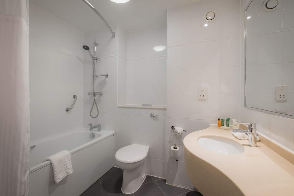 Een bad/douchecombinatie, gratis toiletartikelen, een haardroger