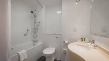 Kombinert dusj/badekar, toalettartikler (inkludert) og hårføner