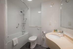 Duschwanne, kostenlose Toilettenartikel, Haartrockner, Handtücher