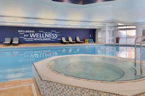 Piscine couverte, chaises longues