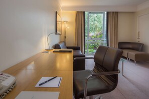 Zimmersafe, Schreibtisch, laptopgeeigneter Arbeitsplatz
