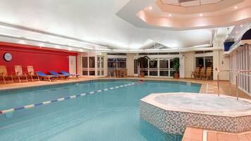 Sisäuima-allas, aurinkotuoleja