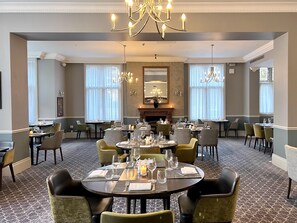 Se sirven desayunos, almuerzos y cenas; cocina británica