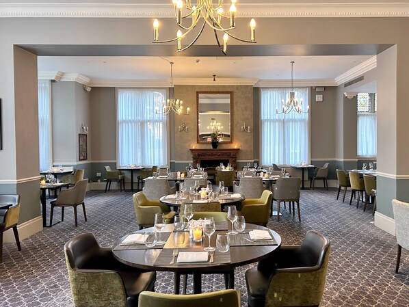 Breakfast, lunch, dinner served; British cuisine  - DoubleTree by Hilton St. Anne's Manor (Wokingham)