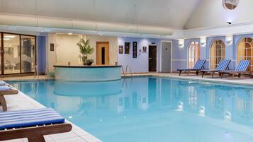 Piscine couverte, accÚs possible de 06 h 30 à 20 h 30, chaises longues